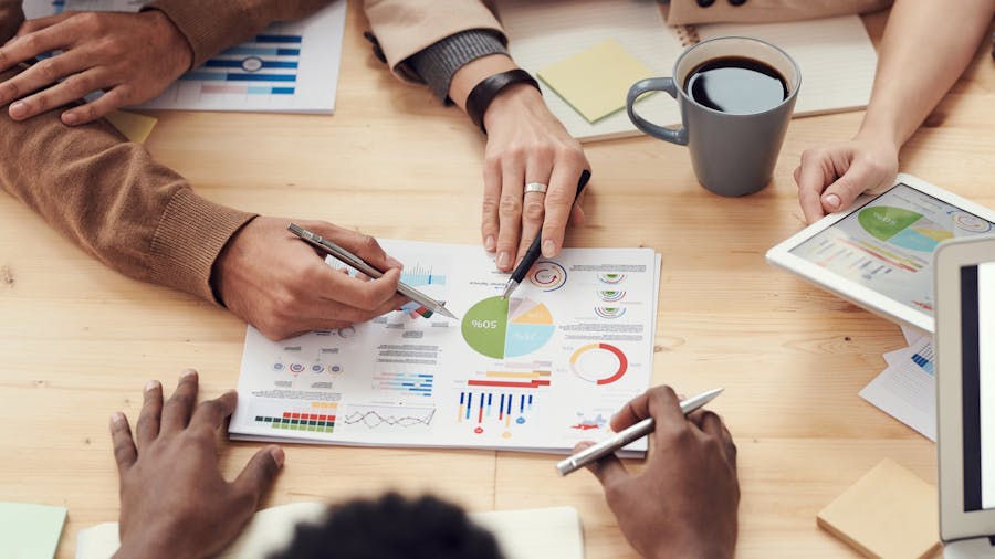 Equipo de marketing digital de negocio.me trabajando con dashboards y reportes para hacer crecer tu negocio